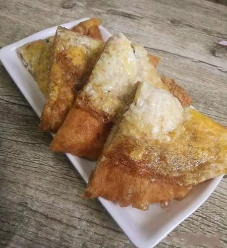 鸡蛋葱油饼又称鸡子大饼,是江苏无锡传统名点,是一道以面粉,酵母