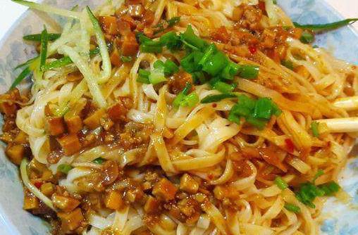 原创黄磊做杂酱面,揉面的手法让人惊叹!何炅表示这美食我能吃的飞起