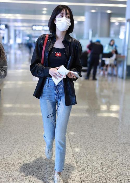 组图李溪芮穿紧身牛仔裤大秀美腿齐肩短发随风飘逸自带气场