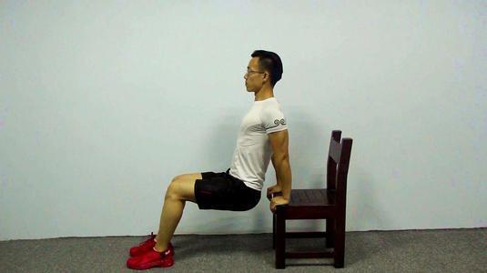 板凳臂屈伸动作的危险系数极高,应该如何优化该训练动作?