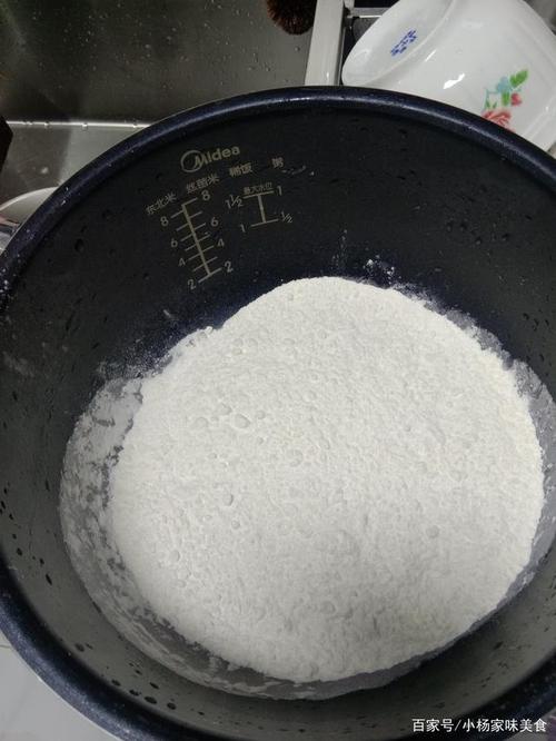 盆中倒入面粉300克. 加水将面揉成面团.