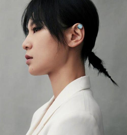 白色体现纯净美周笔畅有自己独特的理解发型成为特色