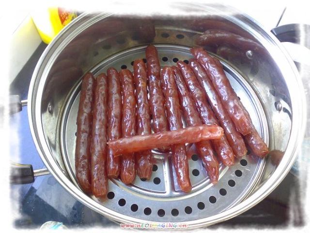 先把一大包广式腊肠上锅蒸熟.