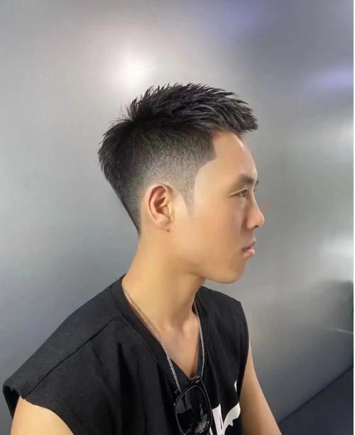 第15到17款是碎寸头发型 碎寸头是一种很自然又清爽的男士发型.
