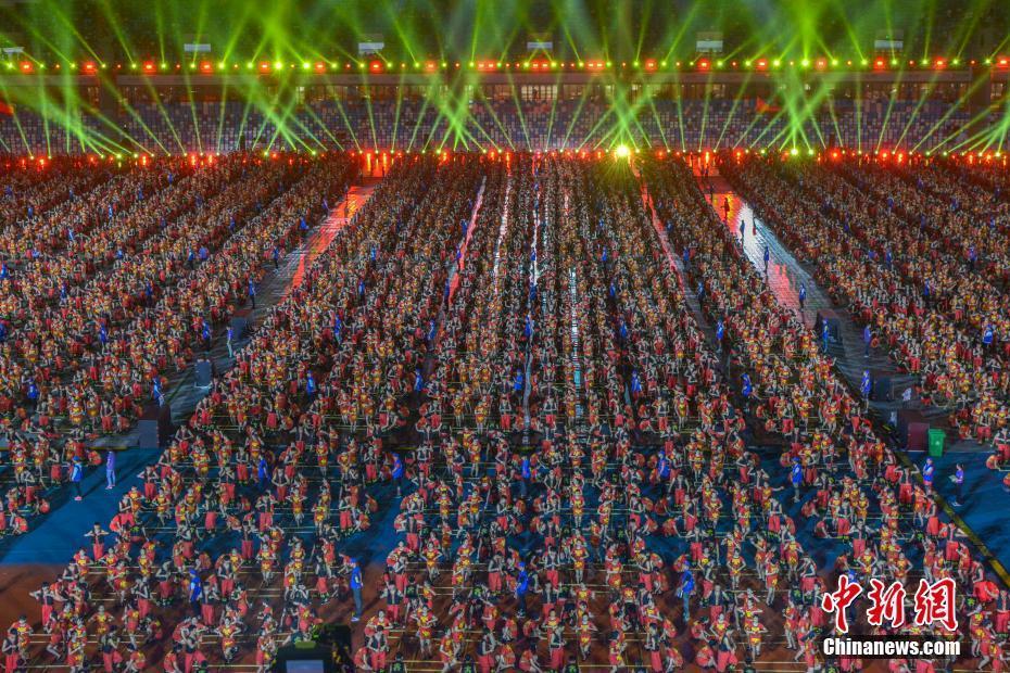 4月28日晚,庆祝海南建省办经济特区30周年万人竹竿舞表演活动在海口