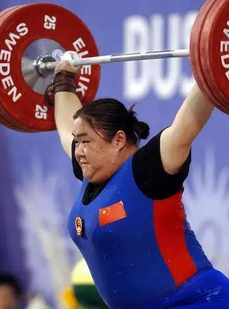 还记得打破世界纪录的举重冠军唐功红吗17年过去她怎么样了