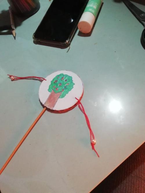 手工制作眼镜和拨浪鼓