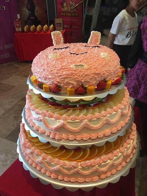 今天夏令营里有两个孩子过生日,总部领导很细心地定制了三层大蛋糕!