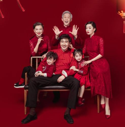 红色全家福拍照摄影喜庆服装影楼一家影楼服装