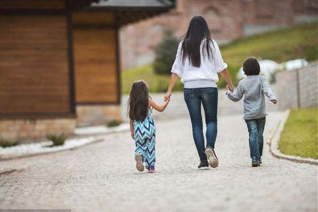 靳东老婆晒陪娃上课照,鬓边已有白发,退圈带俩娃的辛苦肉眼可见