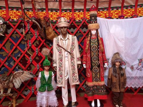 哈萨克刺绣是哈萨克族服饰中最有代表意义的一种装饰工艺,在草原石人