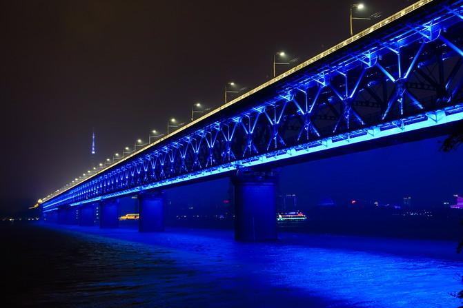 夜晚的长江大桥,横跨在江面,变换着的色彩将江面映衬的分外美丽