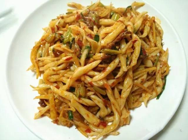 头,把面削到滚烫的开水窝里,煮熟后再捞出来,做成汤饭,炒面,拌面,干扁