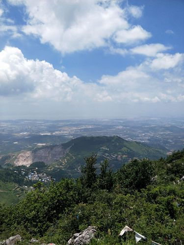 登梁王山,享人间美景.