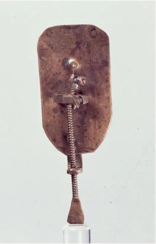 能放大物体266倍的列文虎克显微镜,藏于乌得勒支大学博物馆