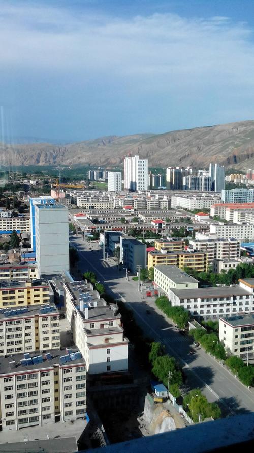 东邻甘肃省夏河县西连贵德县南接泽库县北与循化县,尖扎县接壤,距省会