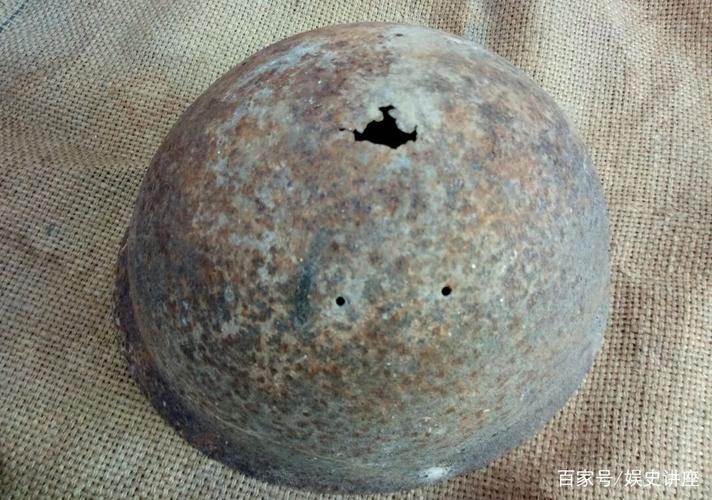 实拍日军侵华铁证,钢盔上留有弹孔,军刀上刻着毙敌数量!