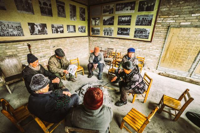 这里现在也是老年人活动中心,大家围坐在一起