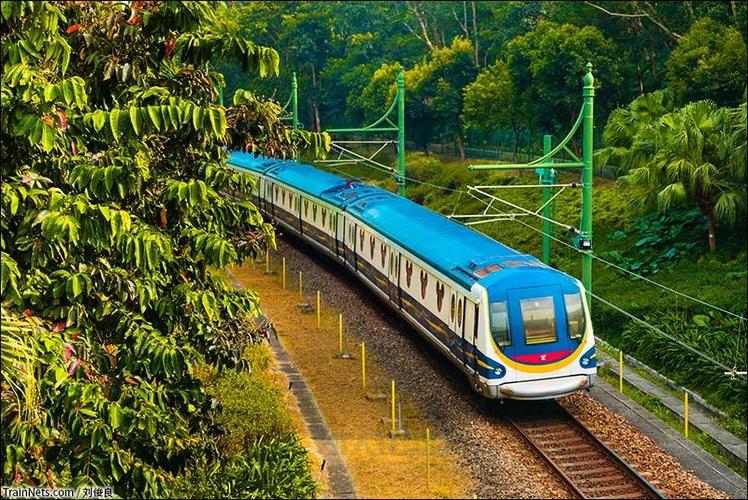 2017年11月5日.香港.港铁迪士尼线列车驶出迪士尼站.