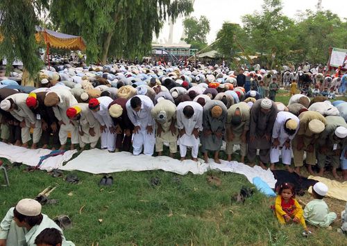 各地穆斯林做开斋节礼拜