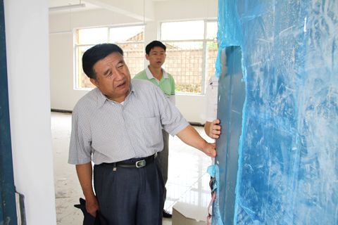 王广兴秘书长实地考察建设中的东川市铜都镇绿茂大益希望小学
