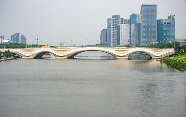 这是北京市通州区北运河风光,远处是运河商务区(2020年7月16日摄).