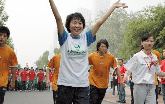 图文-"东方神鹿"王军霞 武汉引领万人健康跑