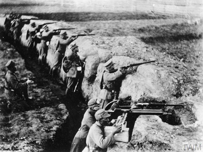 老照片 淞沪抗战中的中国军队 个个奋勇杀敌