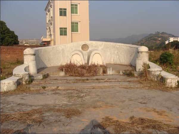 仁庙村委会马古坟村境内,背倚巍巍白藤岭,南瞰波光碧翠的高州水库湖水