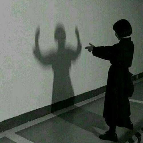 有没有跟这个类似的女生头像 墙上有影子的 人是背影的?