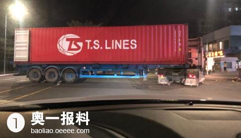 怡景路现香港货柜车占道掉头,造成拥堵