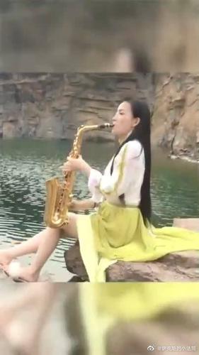 关注 #萨克斯风#农村美女萨克斯演奏,唯美的音乐令人沉醉,果然高手在