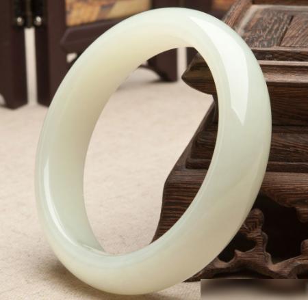 和田玉手镯为什么价格如此昂贵这些原因你要知道