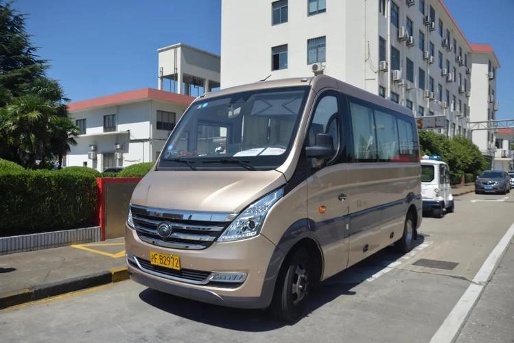 舒适性不足,换了宇通cl6后,13 1的座位布局,空间上大了很多,完全可以