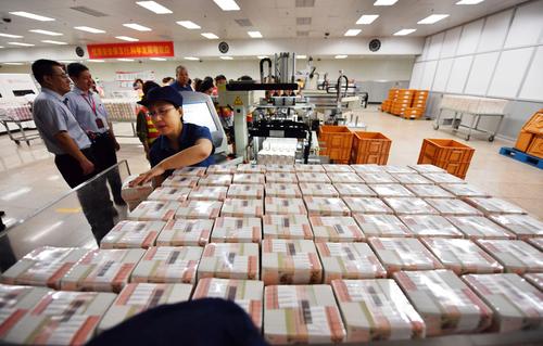 探访印钞厂一张白纸是如何变身钞票的