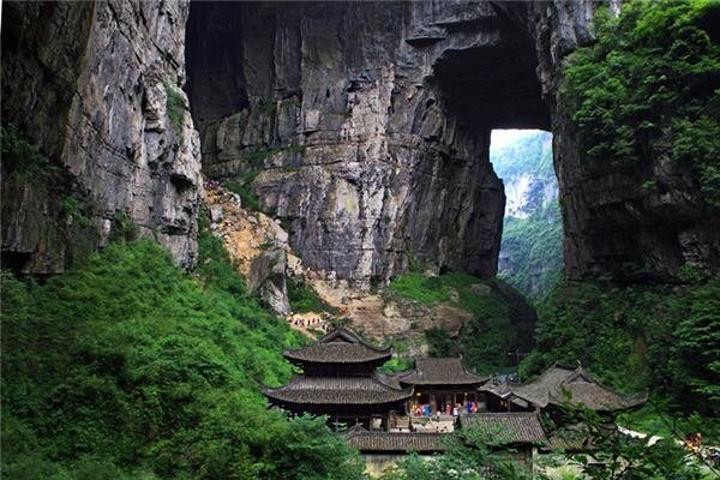 武隆乌江画廊天生三桥(又名武隆天坑)由天龙桥,青龙桥