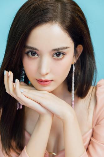 古力娜扎樱花粉皮裙造型写真