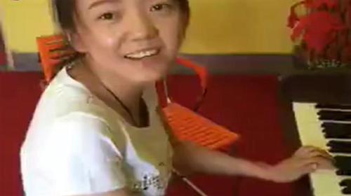 弹钢琴女孩魔性笑声视频在线观看 - 西瓜视频