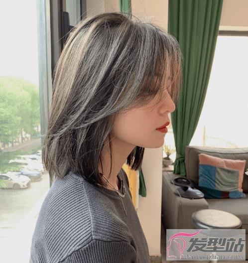 知性风个的齐肩直发造型,前面的头发沿着两侧分开,略显凌乱的发型