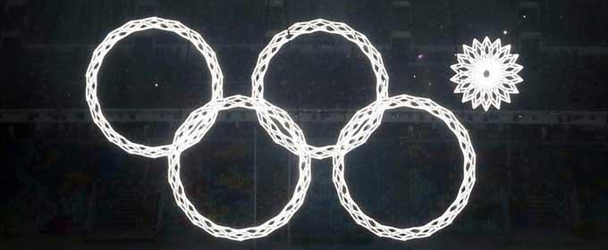 2014年索契冬奥会开幕式五环展示失误,五环变成四环加一片"雪花",这