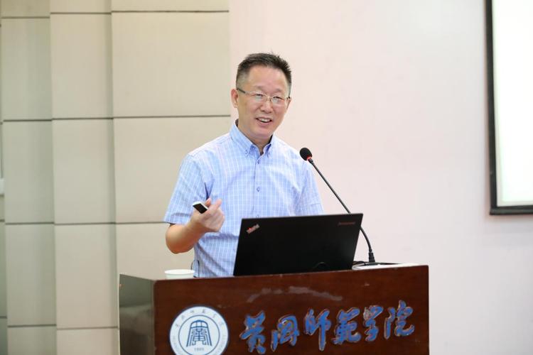导师培训会上,华中师范大学涂艳国教授作了"教育硕士研究生培养方案