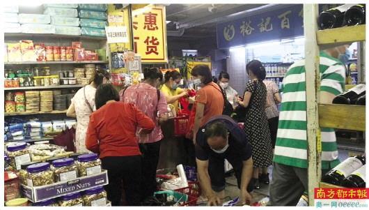 时隔133天后中英街恢复开放 百余商铺营业 逾千深圳市民冒雨前往