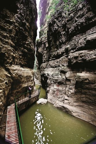 南临黄河水,北依黛眉山,地处河南省渑池县坡头乡北黄河岸畔.