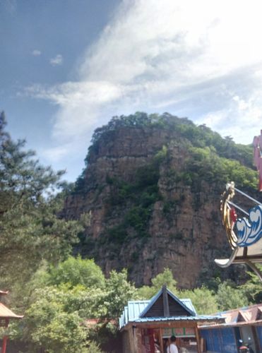 悬崖峭壁山水间,松涛 峡谷展眼前,夏日 抱 览风景美,来日再游龙谷山