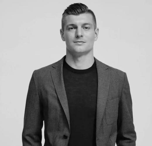 不过克罗斯帅气的短发,倒是给人留下了不少印象. 中长发型想要自然的