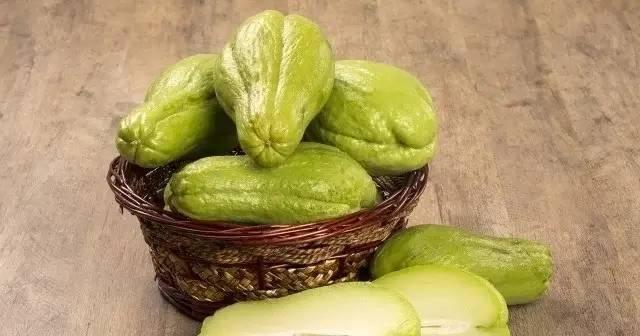 网上有很多的声音说,佛手瓜在食用以后具有致癌的作用,不应该多吃