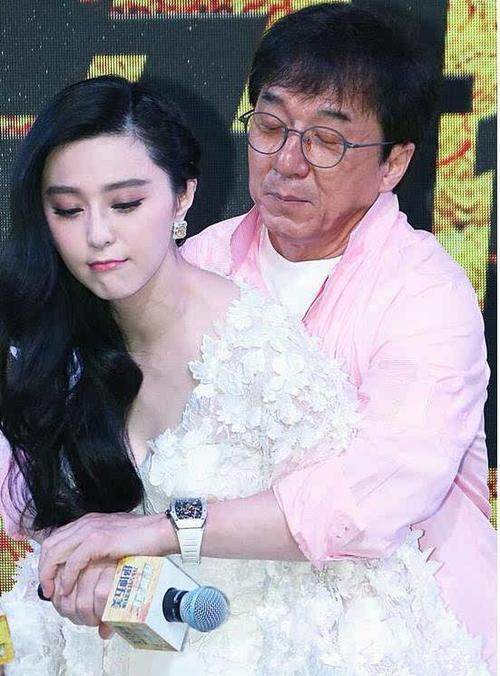 范冰冰为什么心甘情愿被成龙大哥揩油?