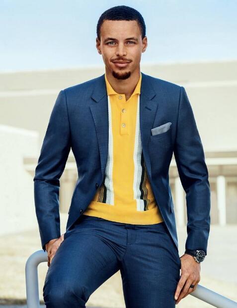 除了球技库里的穿着装扮也是联盟球员里的顶尖,西装是库里最常穿的