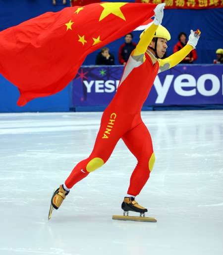图文:短道速滑世锦赛 李佳军高举国旗