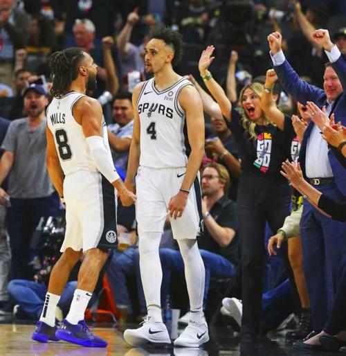 "小白"德里克·怀特成了"白帝",圣安东尼奥又有了新gdp?